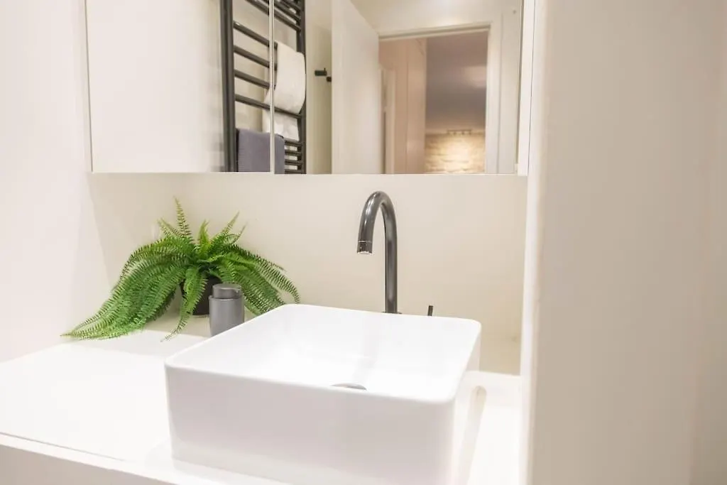 Part Of Saint-germain-des Pres / 3 Bedrooms Apartment *
